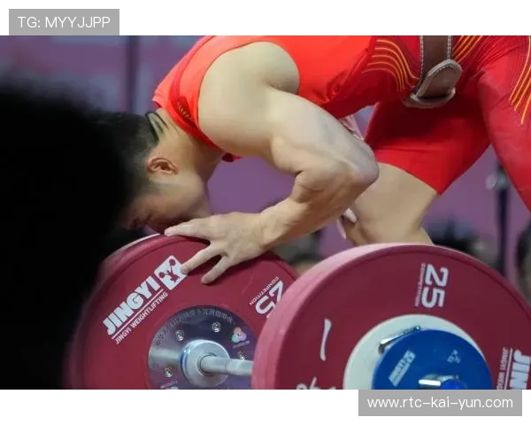 老将石智勇实现全运会举重三连冠，赛后吻别杠铃宣布退役