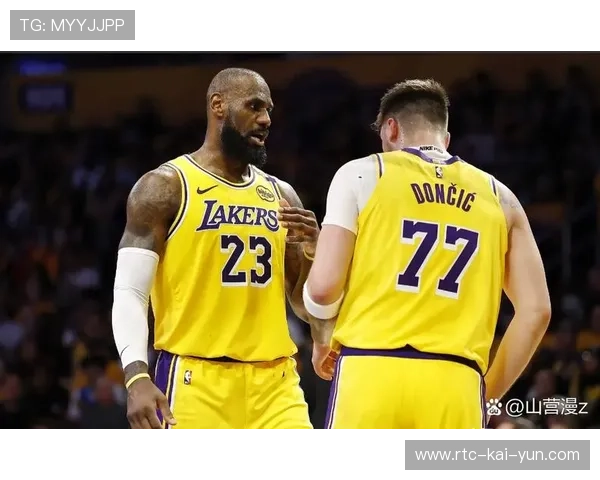 詹姆斯与东契奇训练场加练挡拆，战术执行力提升